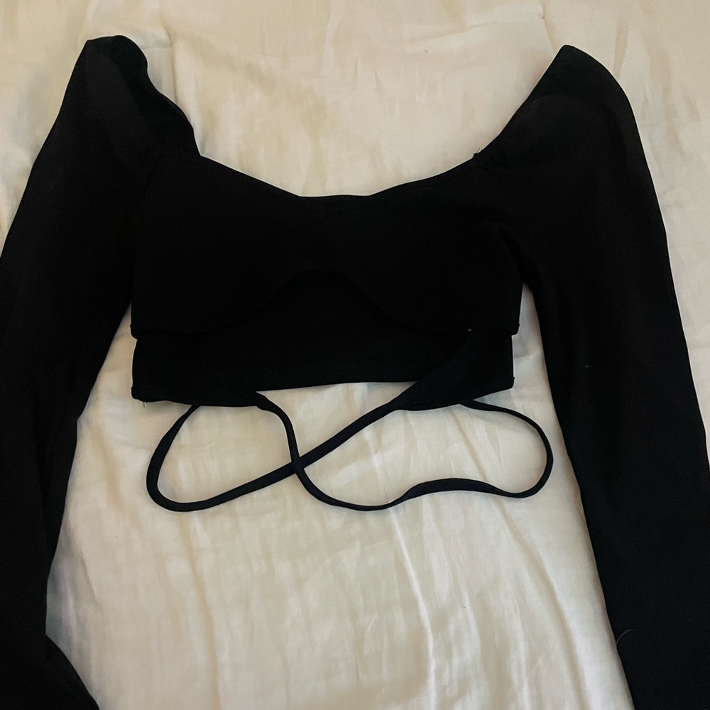black long sleeve crop top